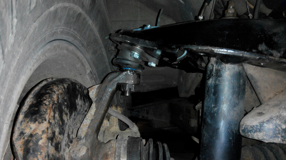 Опустил на колесо. Рычаг поднялся вверх. Надо накручивать торсион. — Hyundai Galloper