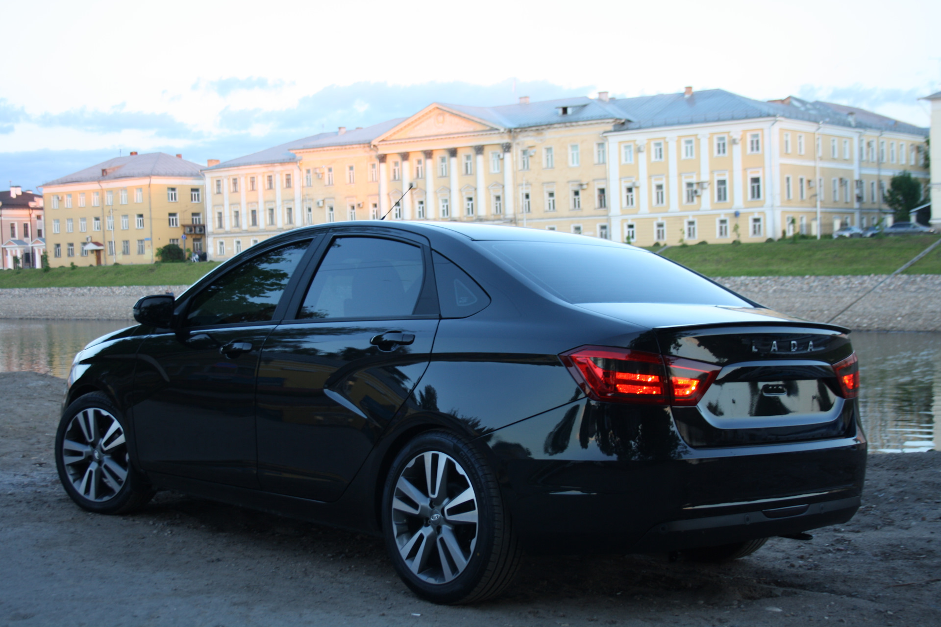 Lada Vesta закат