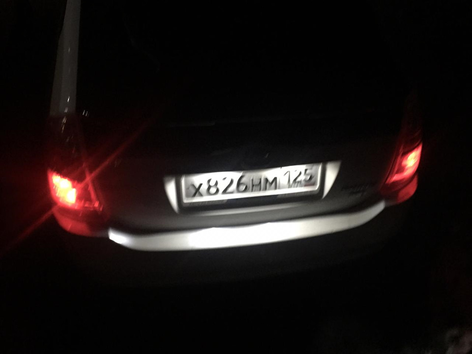 Поменял лампы в подсветке номера на диоды. — Toyota Prius (20), 1,5 л ...