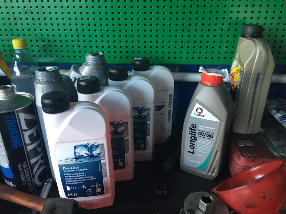 Ну и докупил две литрушки оригинального концентрата. Посчитал, что экономия получается сомнительной. — Opel Astra H. Запчасти на фото: 1114113