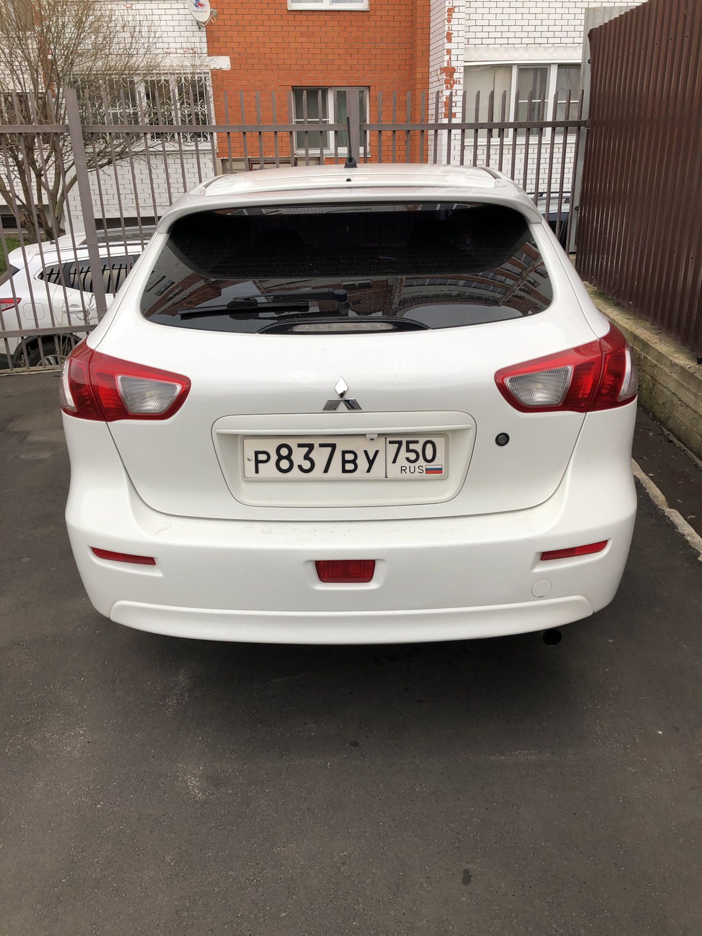 Спойлер st ford focus 3 универсал. Установка заднего спойлера. Установка заднего спойлера. Спойлер ровер 45. Jeep grand cherokee спойлер.