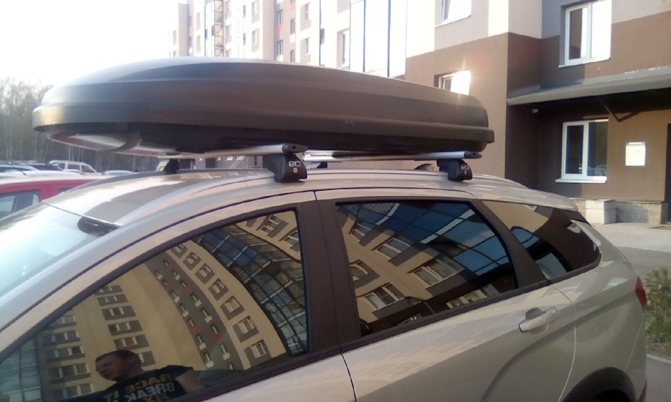 Передняя кромка бокса ровно над кромкой лобового стекла — Lada Vesta SW Cross (1G)