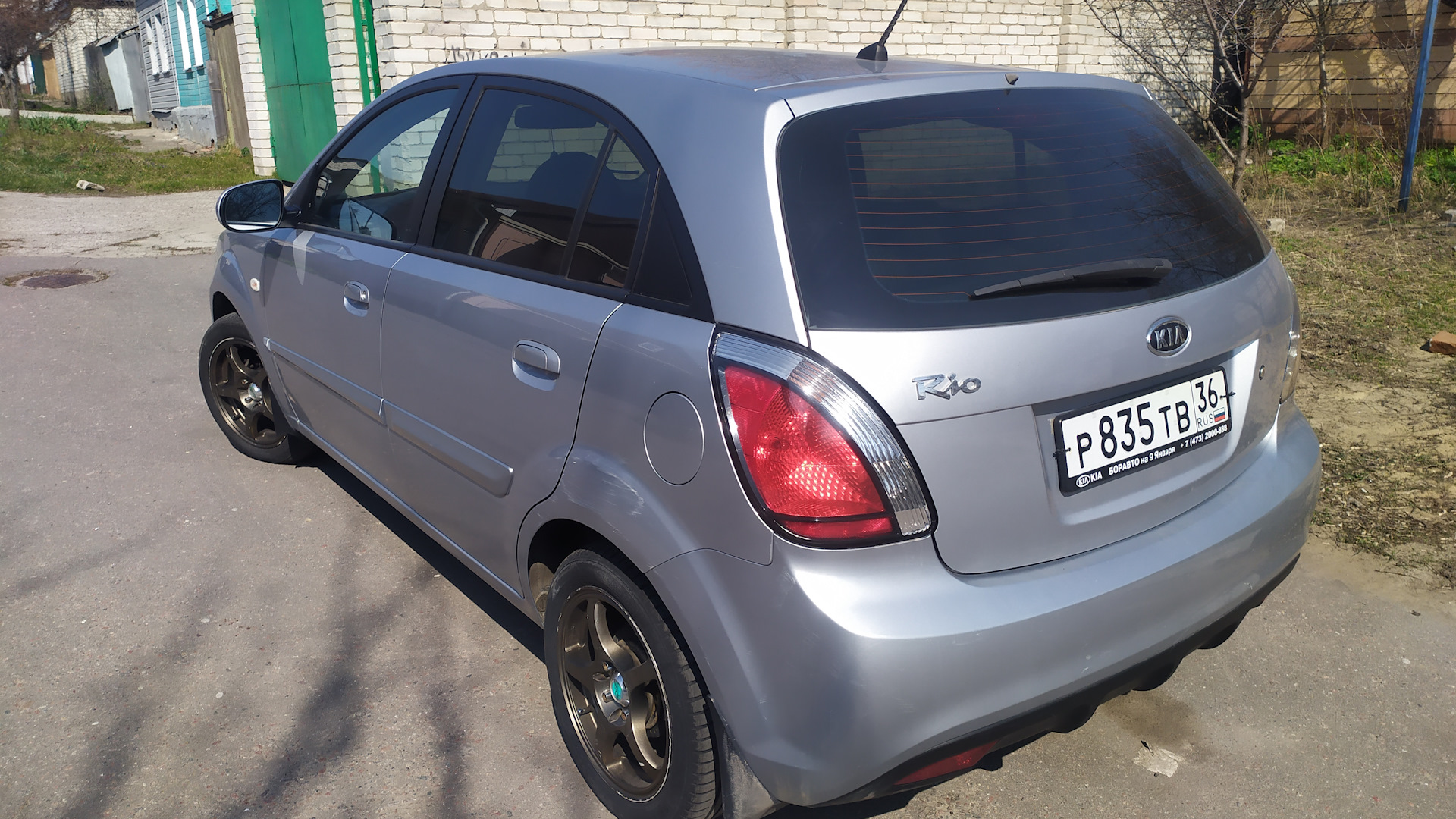 KIA Rio (2G) 1.4 бензиновый 2011 | Серебристый львенок на DRIVE2