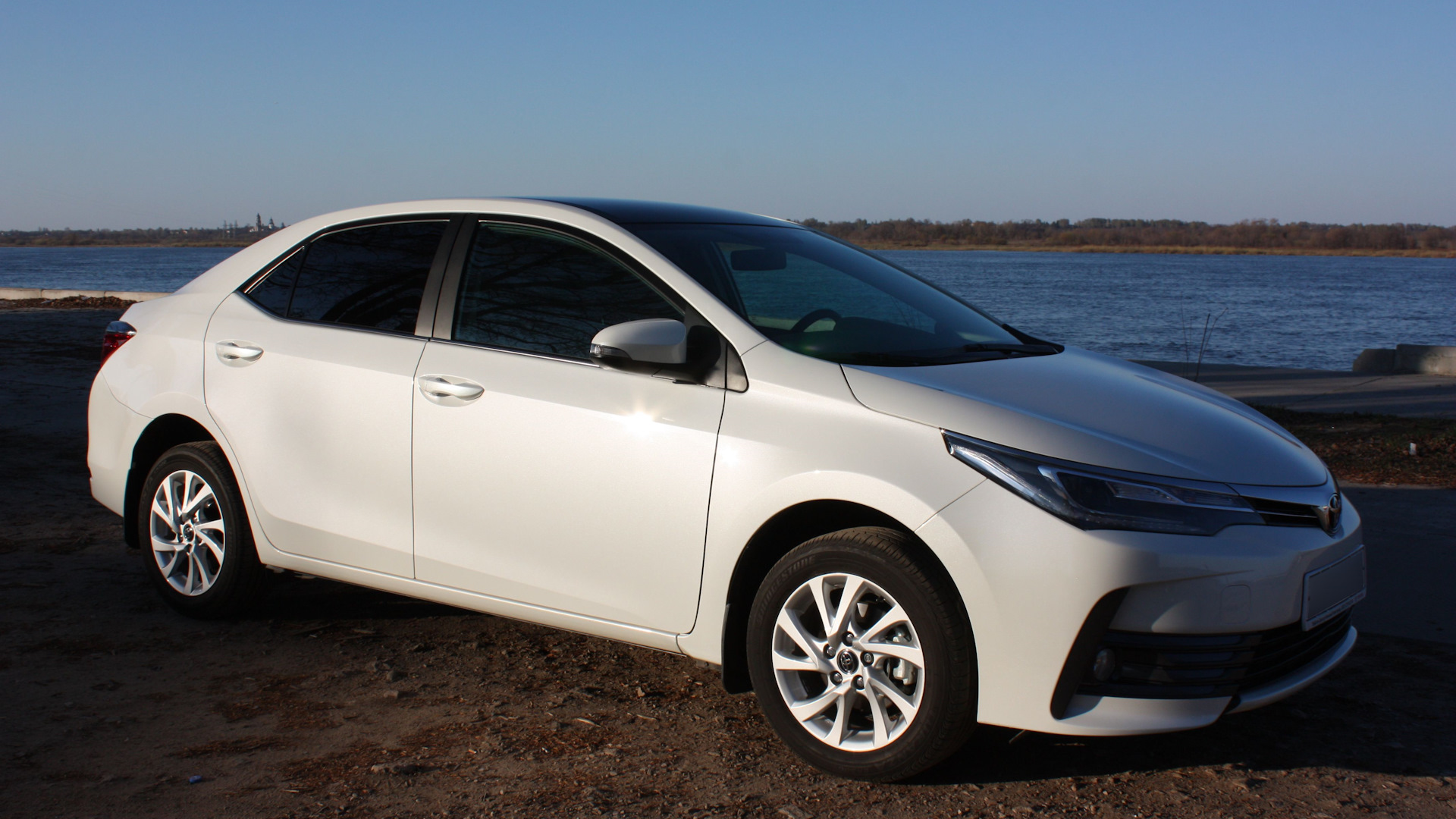 Королла 1.6. Toyota Corolla (e170/e180). Тойота Королла 2013 белая. Corolla sedan 2018 se White. Тойота белая седан.