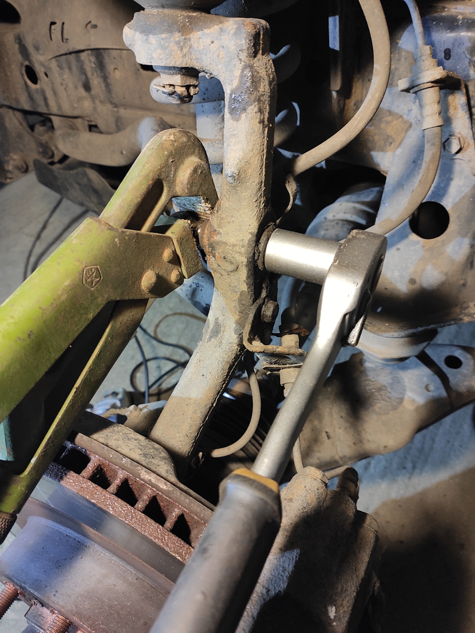 замена тяги своими руками. гнутая рулевая тяга discovery 2. фиксаторы на рулевых рейках продольных тягах. рулевые наконечники шевроле авео т250. рено логан 1 втулка поворотного кулака под рулевой наконечник.