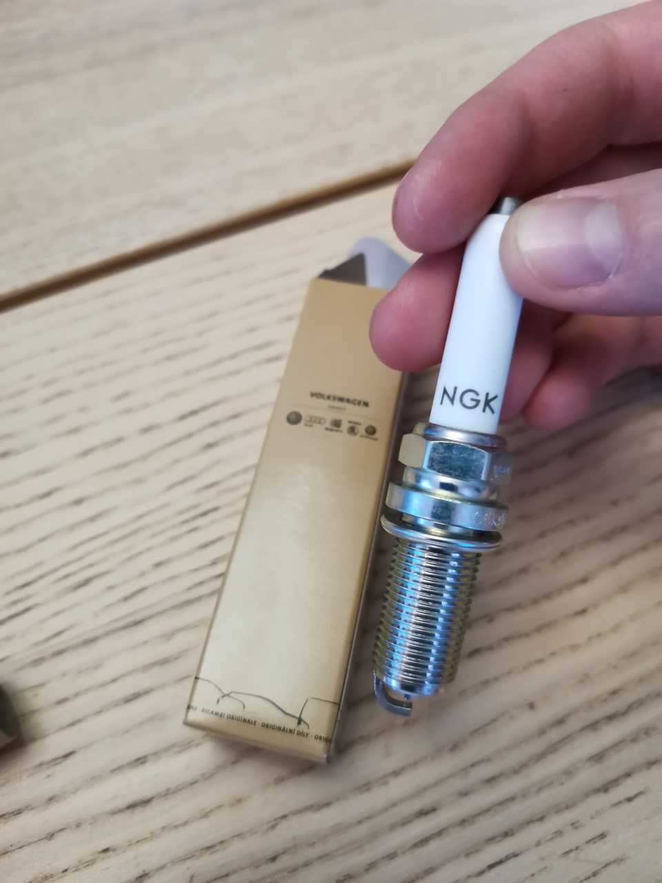 В оригинале NGK, на всякий случай проверил через qr код, думаю мало ли ))). Но все в порядке . Цена 1 свечи 1400р . Итого 4шт 5600р, но было 2000р бонусов и свечи вышли 3600р — Skoda Octavia A7 Mk3