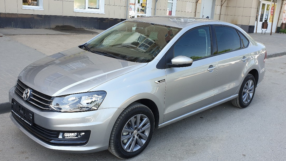 VW Polo sedan серый