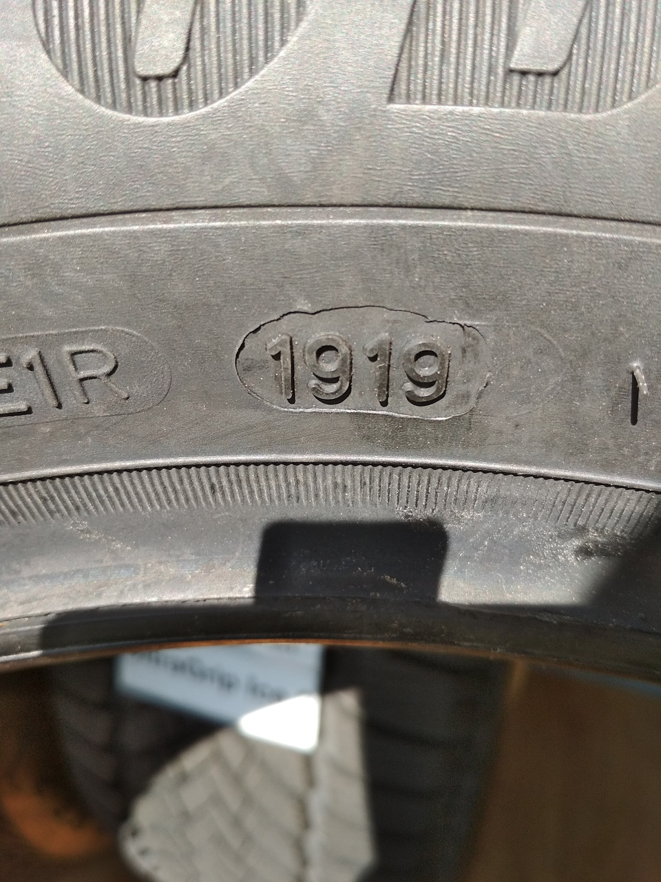 Где на шинах год выпуска фото. Дата производства на Goodyear Ultra Grip. Goodyear ULTRAGRIP Дата производства. Goodyear Ultra Grip Ice 2 205/60 r16 96t. Год выпуска на шинах Гудиер.