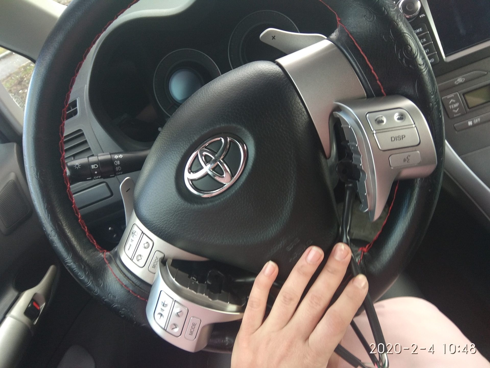 Женская рука на руле Тойоты