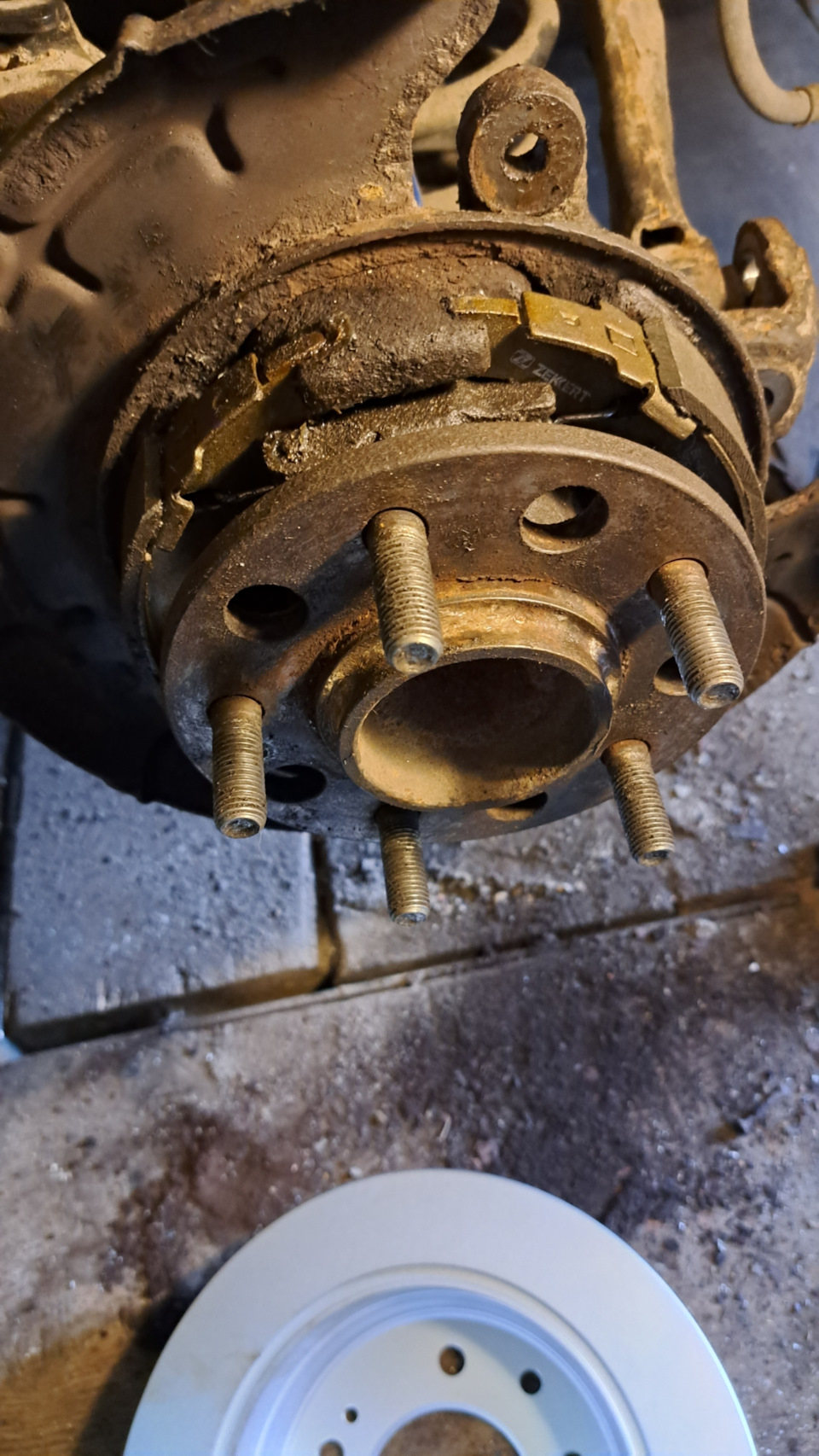 Ревизия задних тормозов и ручника — Hyundai ix35, 2 л, 2010 года ...