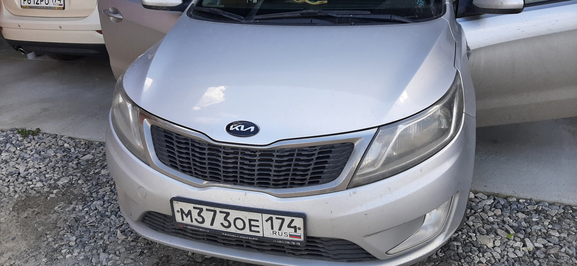 Замена эмблемы Киа на капоте — KIA Rio (3G), 1,6 л, 2012 года | аксессуары  | DRIVE2