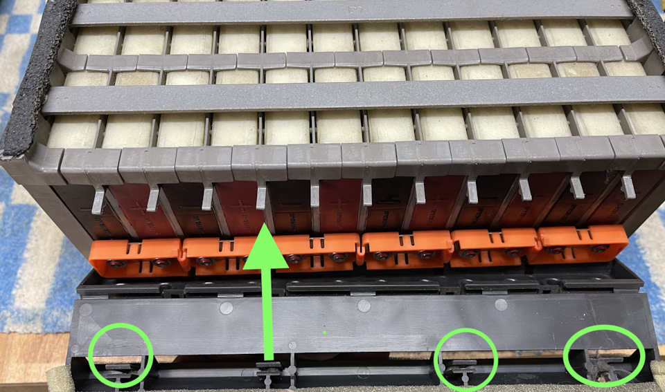 отщелкнуть изолирующие накладки (передняя сторона) — Lexus RX 400h (2G)