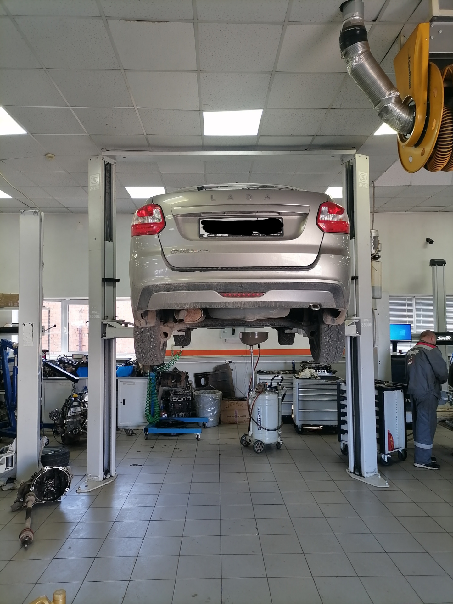 059. Замена масла и гофра глушителя. — Lada Гранта Лифтбек (2G), 1,6 л ...