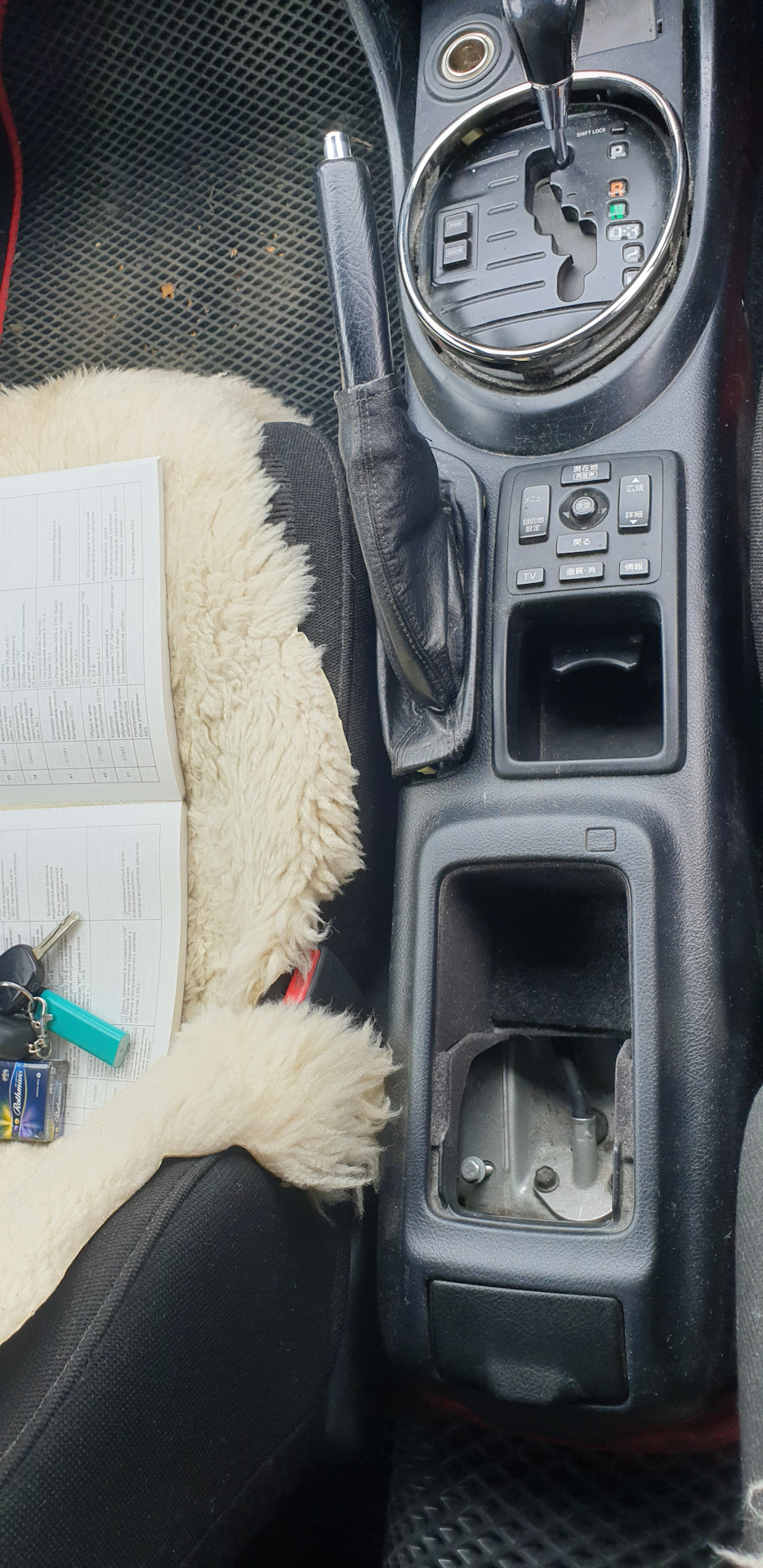 Замена подлокотника водителя — Toyota Altezza, 2 л, 2003 года | просто ...