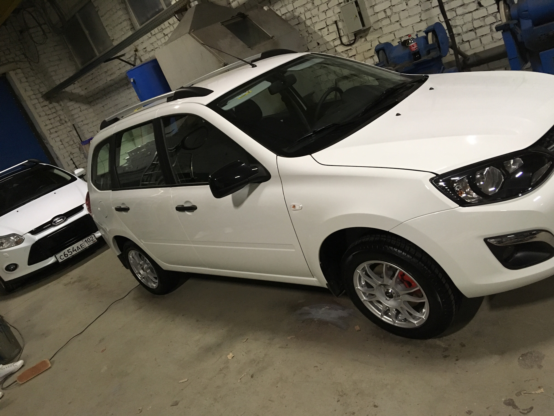 Литьё и тормозные супорта в красный — Lada Калина 2 универсал, 1,6 л ...