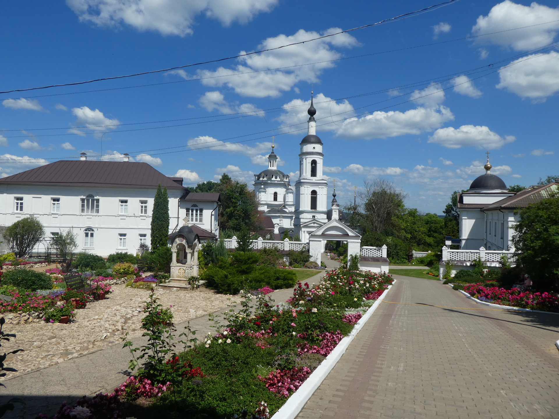 Черноостровский монастырь в Малоярославце дворик