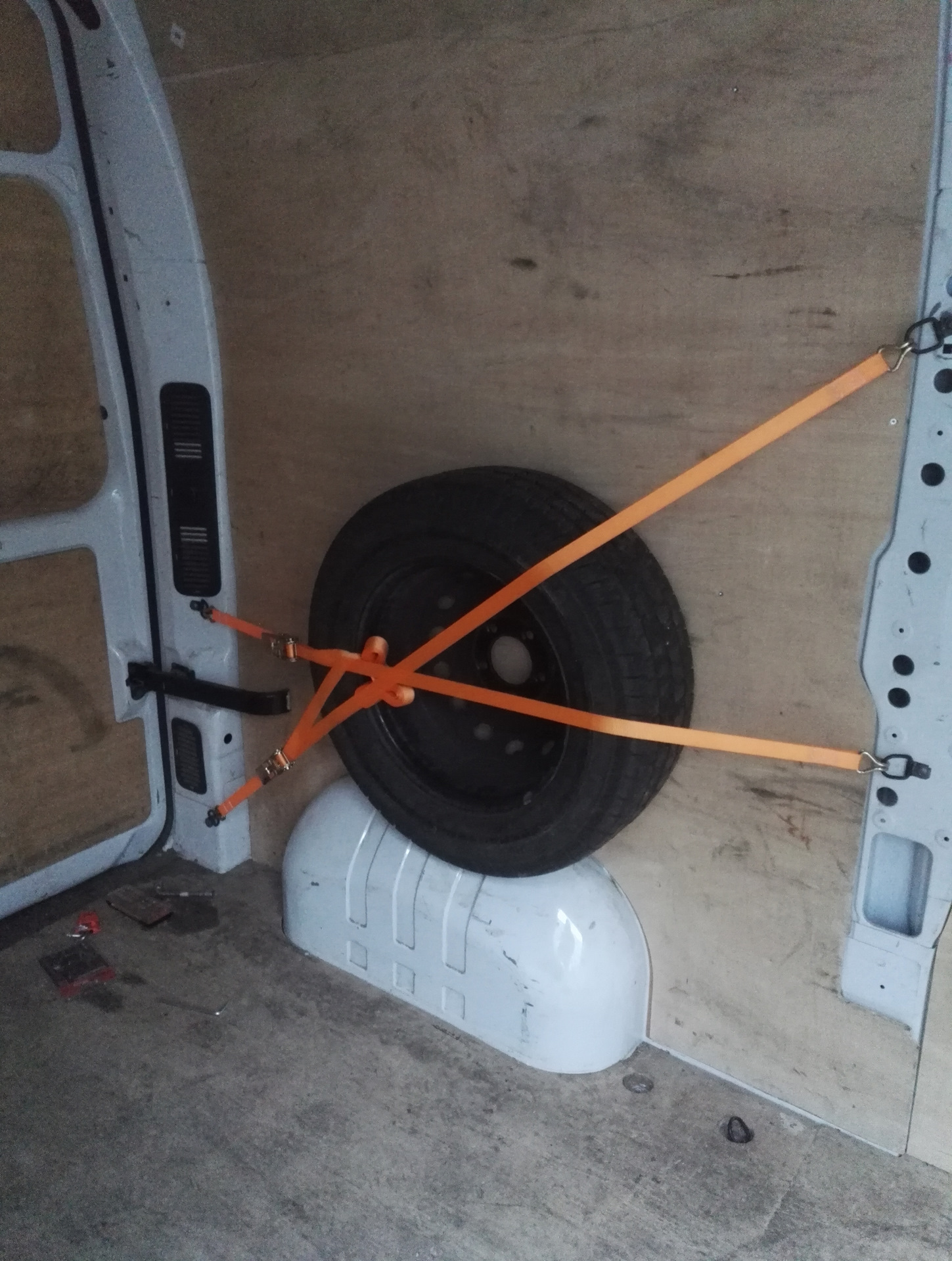 Рено мастер 2 запаска крепёж. 0008. Колеса на багажники шеви. Крепление запаски на багажник. Кронштейн запаски колеса уаз хантер.