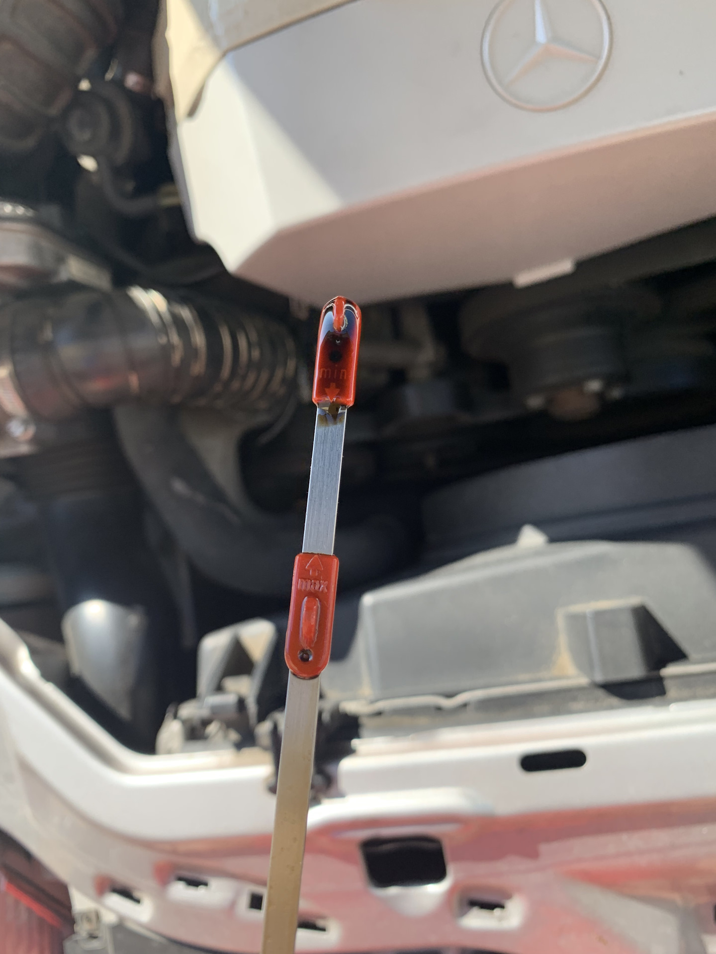 Объём масла между метками min max. Щуп акпп focus 2 уровень масла. Уровень масла форд фокус 2. Сколько масло между min и max. Сколько масло между min и max.