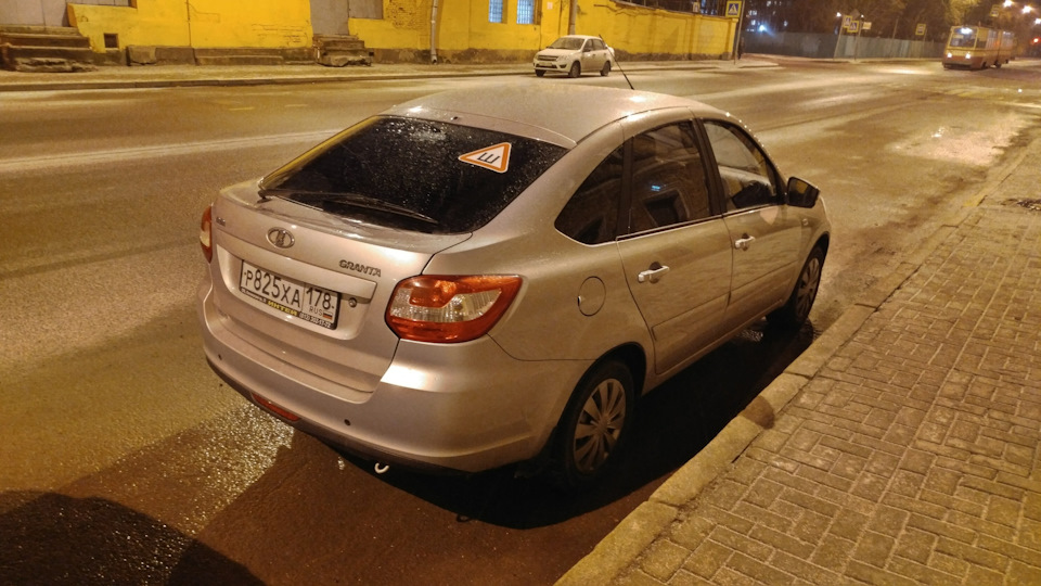 Вид сзади — Lada Гранта Лифтбек (1G)