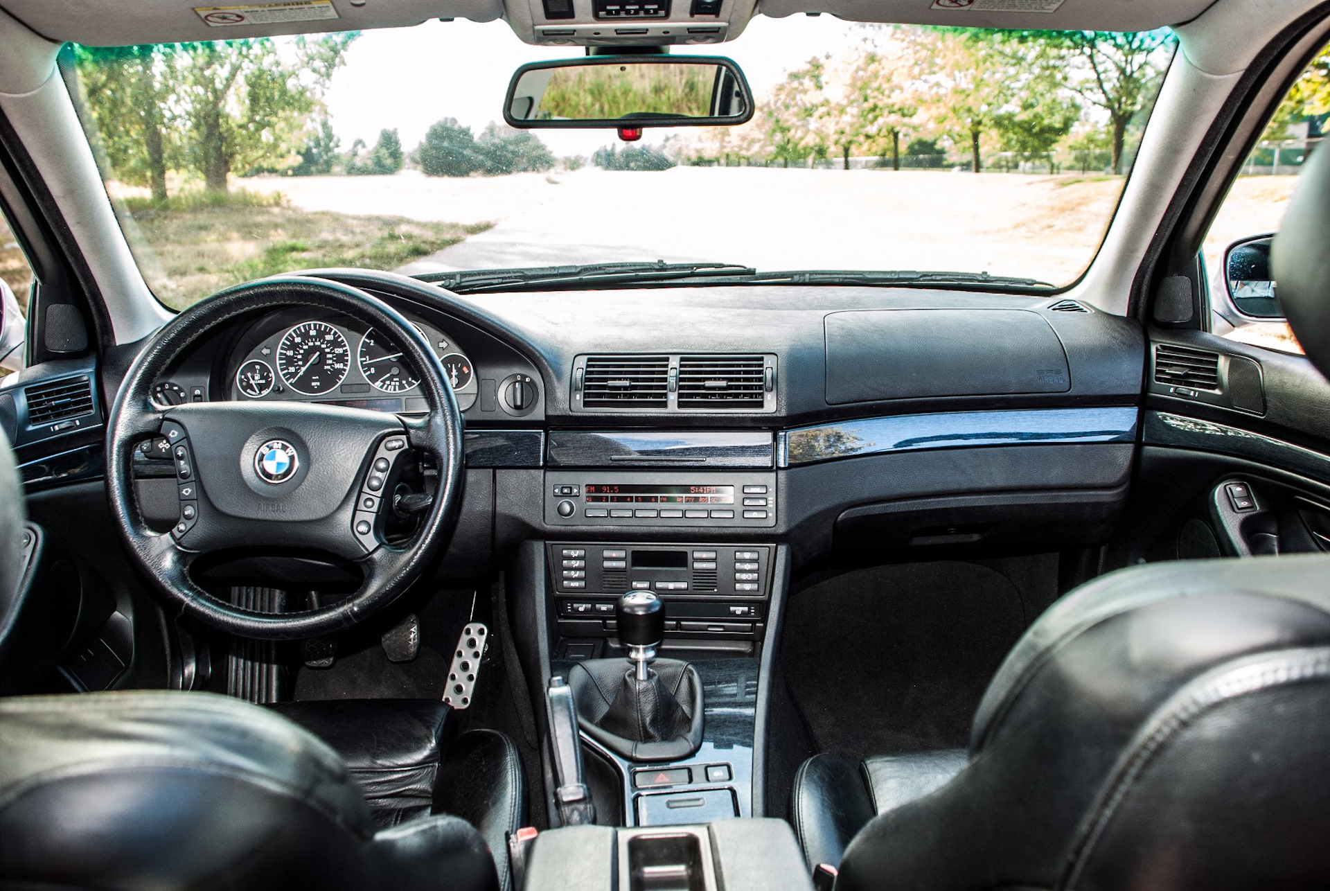 Е39 комплектации. BMW 3 e39 салон. Е39 Touring салон. BMW e39 540. BMW 540i e39 салон.