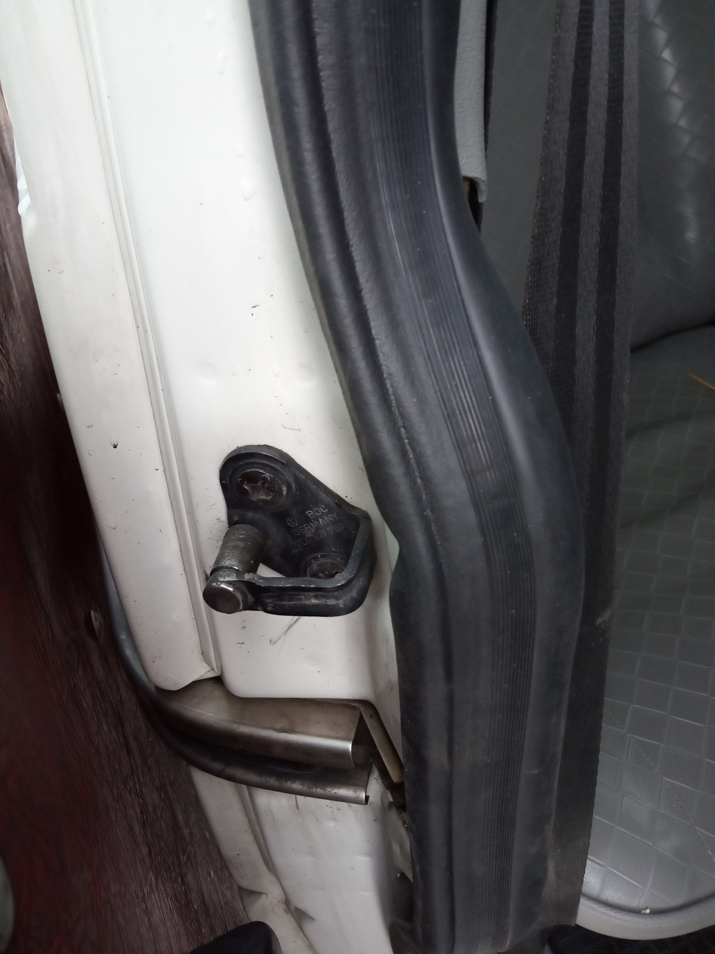Двери т4. Уплотнитель сдвижной двери т4. VW Transporter t5 уплотнитель багажника. Уплотнитель двери Транспортер т4. Фольксваген т4 уплотнительные резинки.