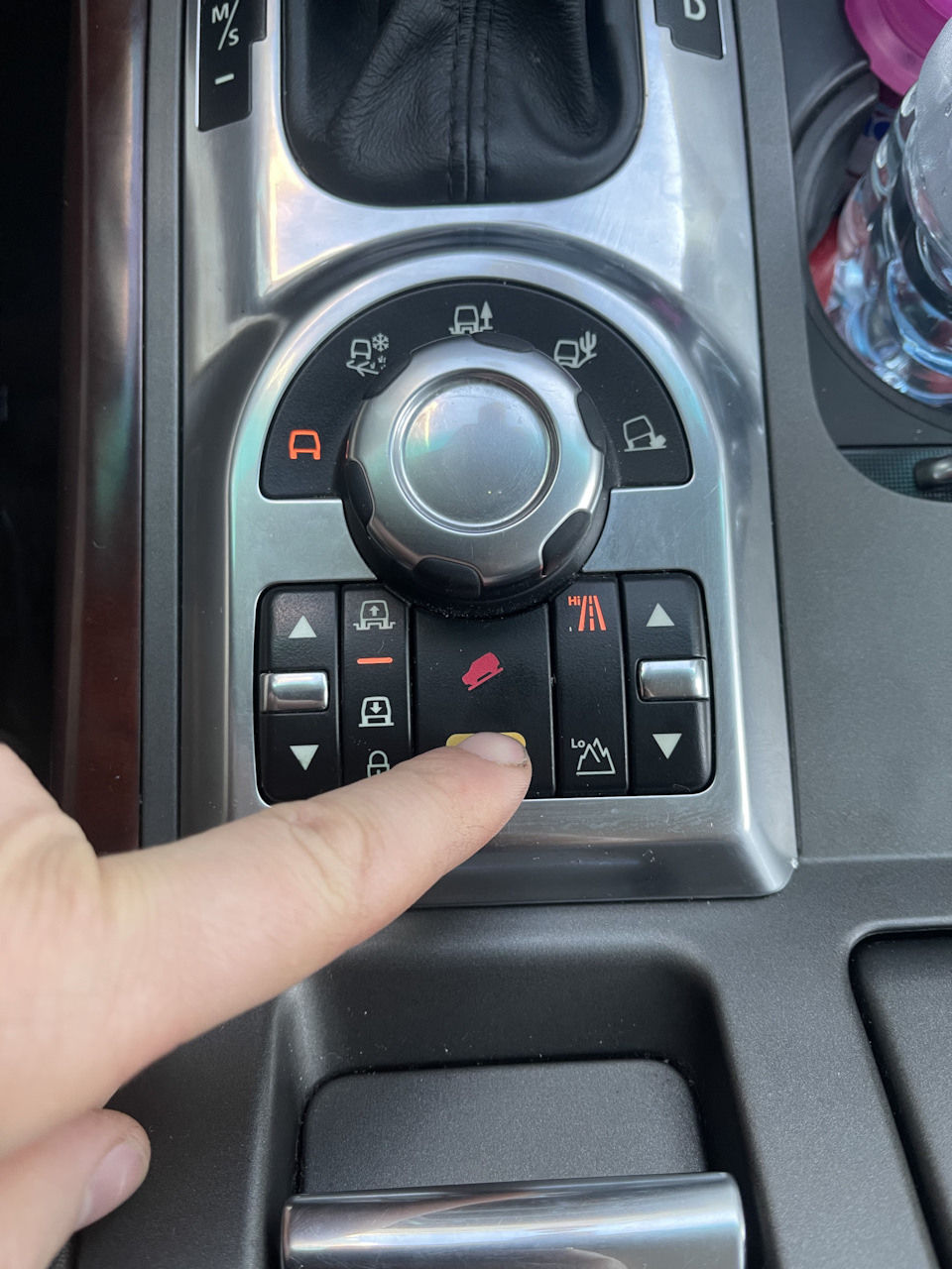 Снятие консоли коробки АКПП — Land Rover Range Rover (3G), 5 л, 2010 ...