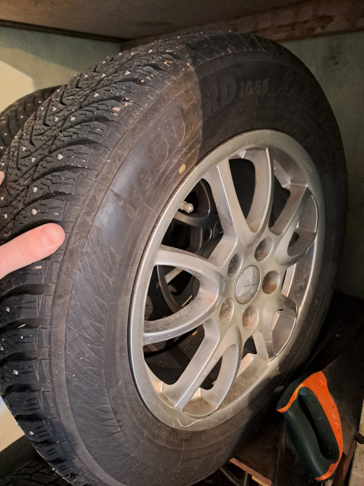 Шины зимние шипованные Yokohama 205/60 R16, литые диски 16 5x114,3. Б/у ...