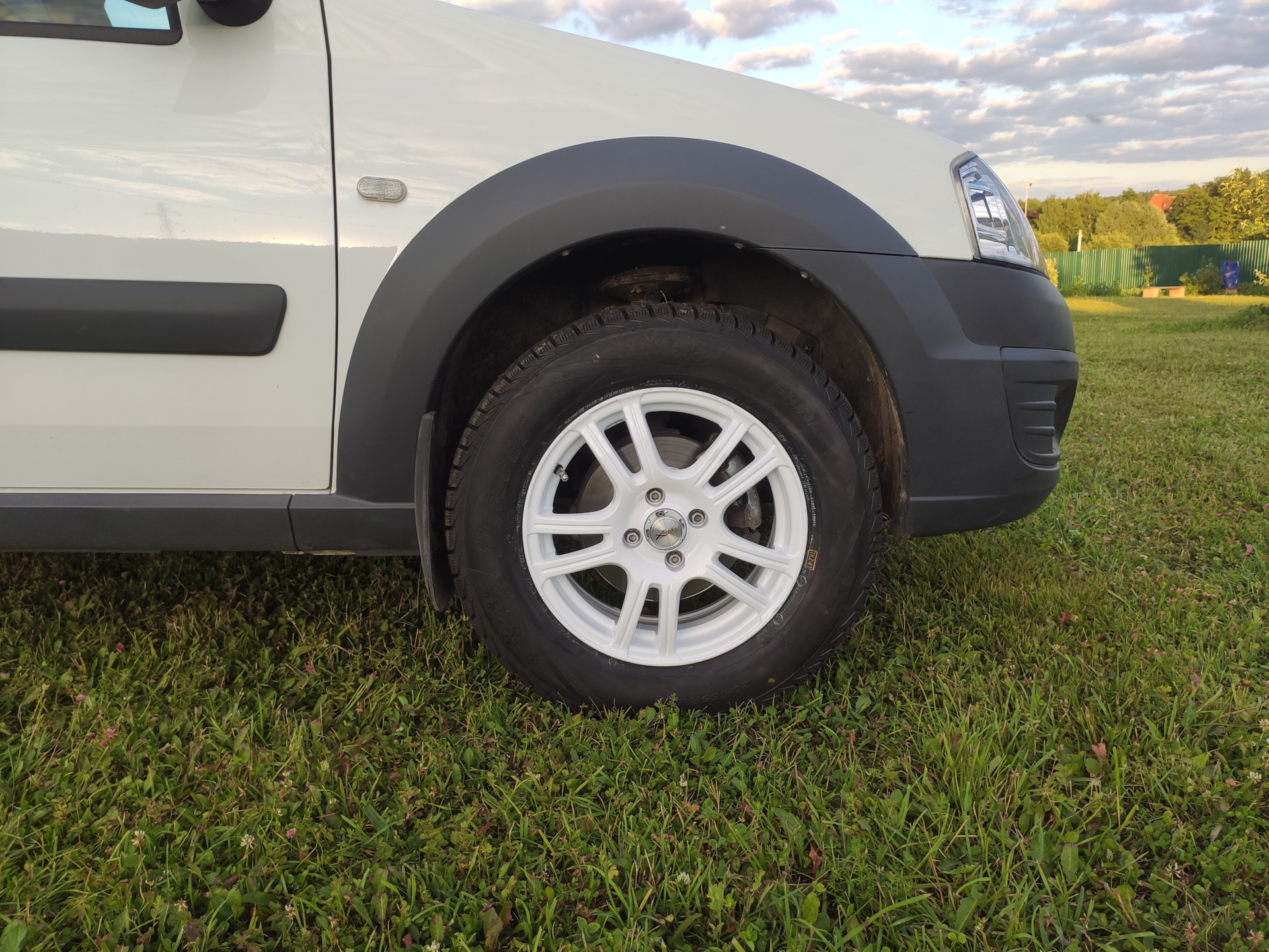 Клиренс 21.5 см. под защитой. Лифт проставками 20/30 + 205/65 R15 ...