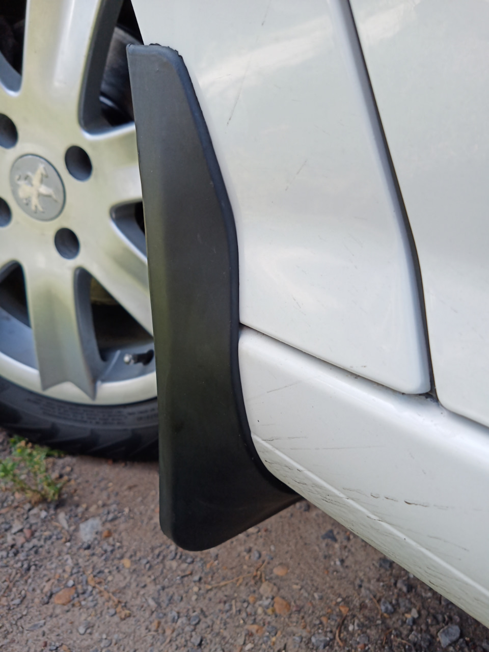 Точно повторяет контуры кузова — Peugeot 408 (1G)