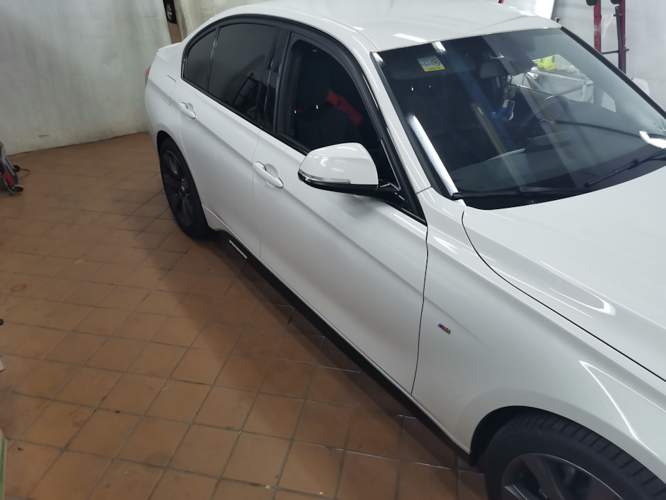 Замена наклейки на порогах — BMW 3 series (F30), 2 л., 2014 года ...