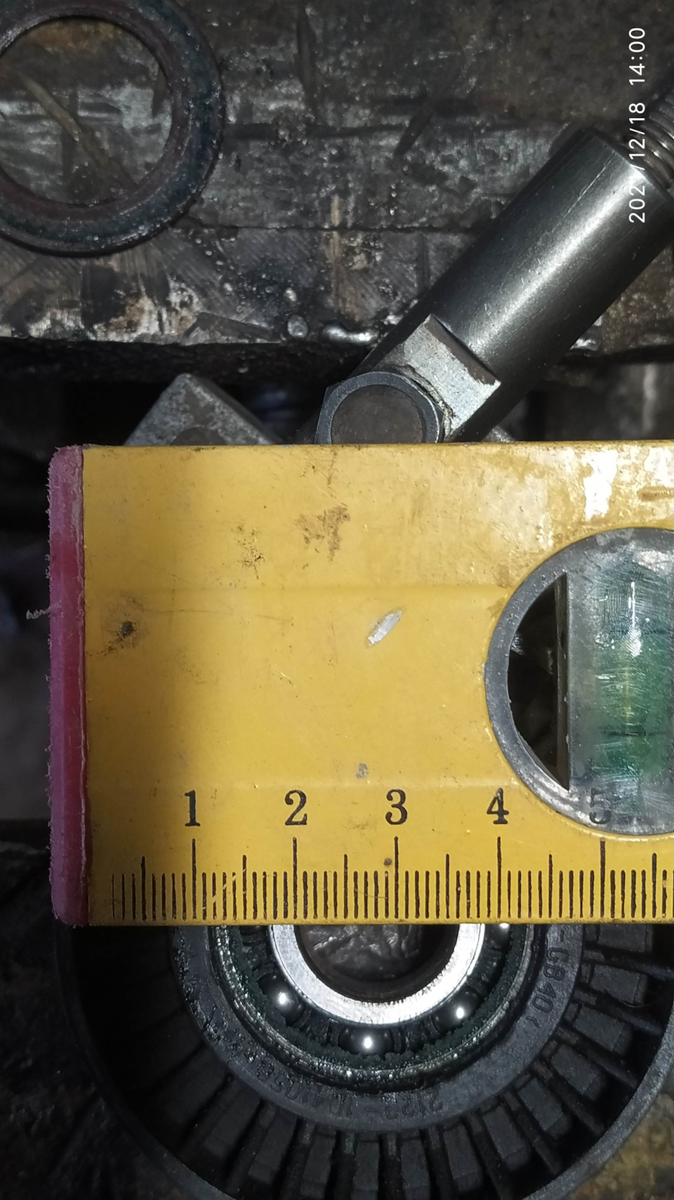 Штангель увёз в квартиру, поэтому так измерил — на будущее, вдруг ролик от чего то получится подобрать. Внутри под втулку около 17мм, снаружи около 75мм. Втулка под болт М10, с ЛЕВОЙ резьбой. — Lada Granta. Запчасти на фото: 121814