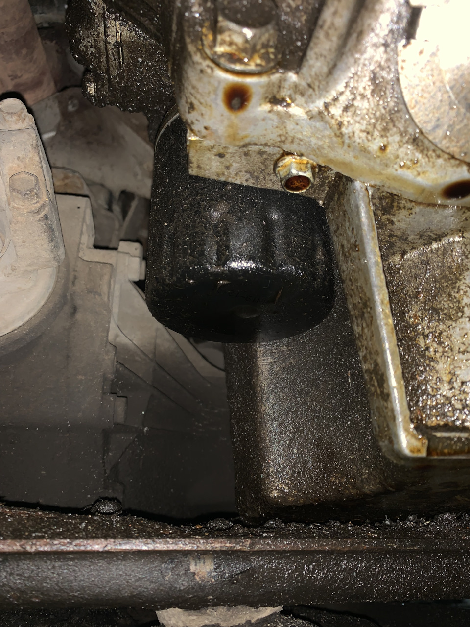 Далее откручиваем масленый фильтр . Не забываем, что он откручивается по часовой стрелке. — Chevrolet Tahoe (GMT800)