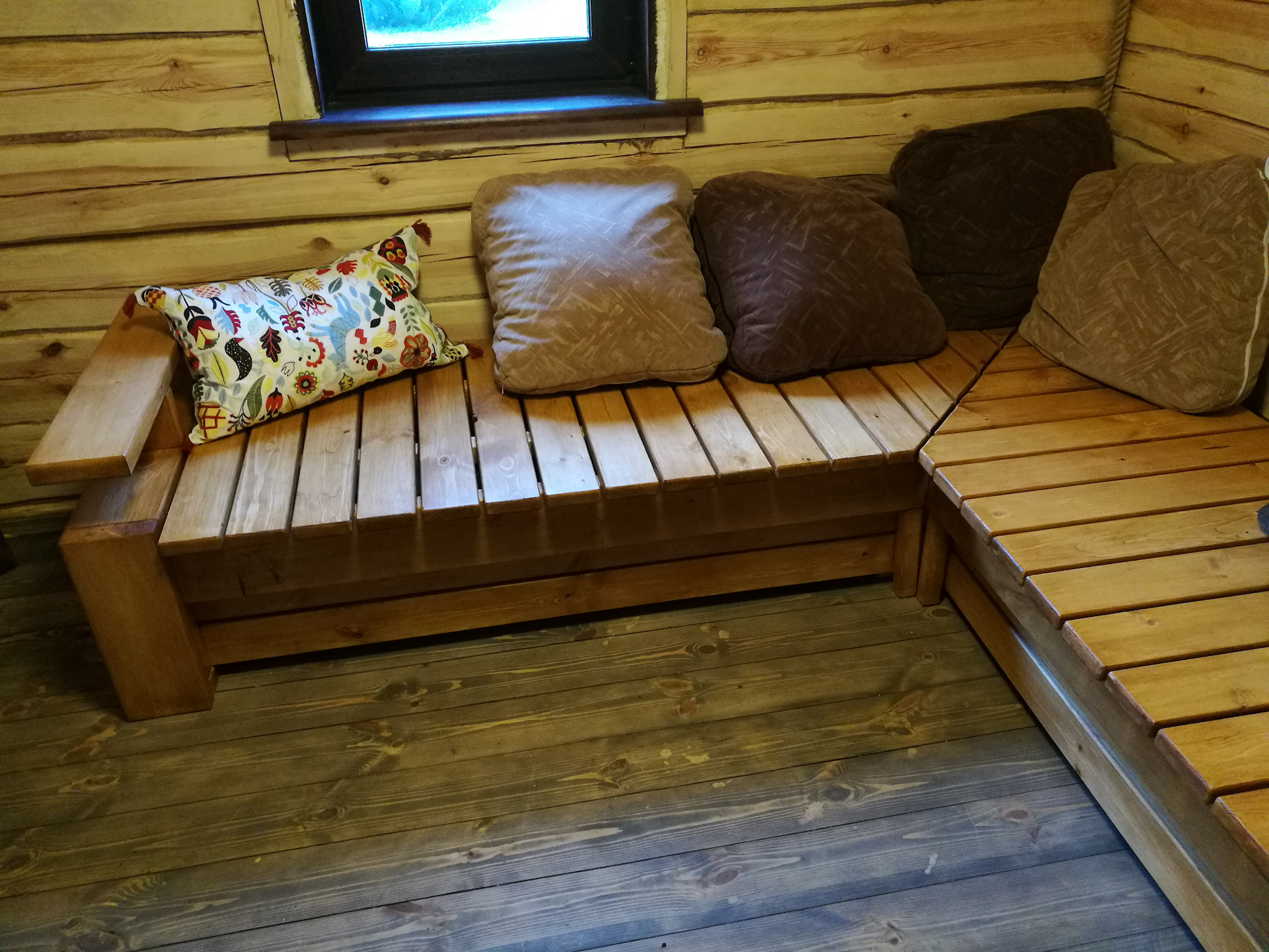 угловой диван из дерева для террасы