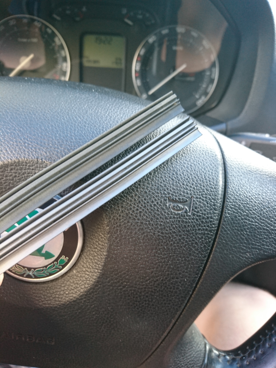 Замена резинок на щетках стеклоочистителя Bosch — Skoda Octavia A5 Mk2 ...