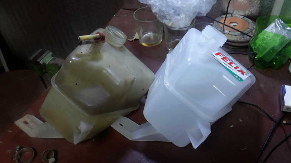 Потек бачок антифриза — Lada Калина Спорт, 1,6 л, 2011 года | поломка ...