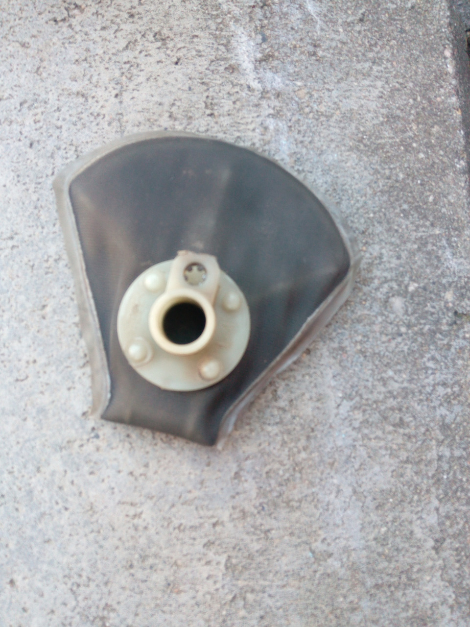 Замена сетки бензонасоса — Lada 2115, 1,5 л, 2006 года | своими руками ...