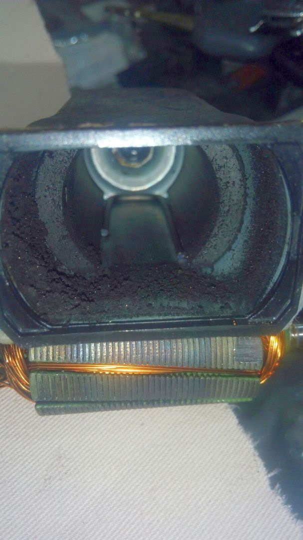 А вот такая хрень творилась в крышке (в статоре). Все привел в порядок, вычистил, продул. Фото забыл сделать. Когда руки в грязи, забываешь про телефон. — KIA Spectra