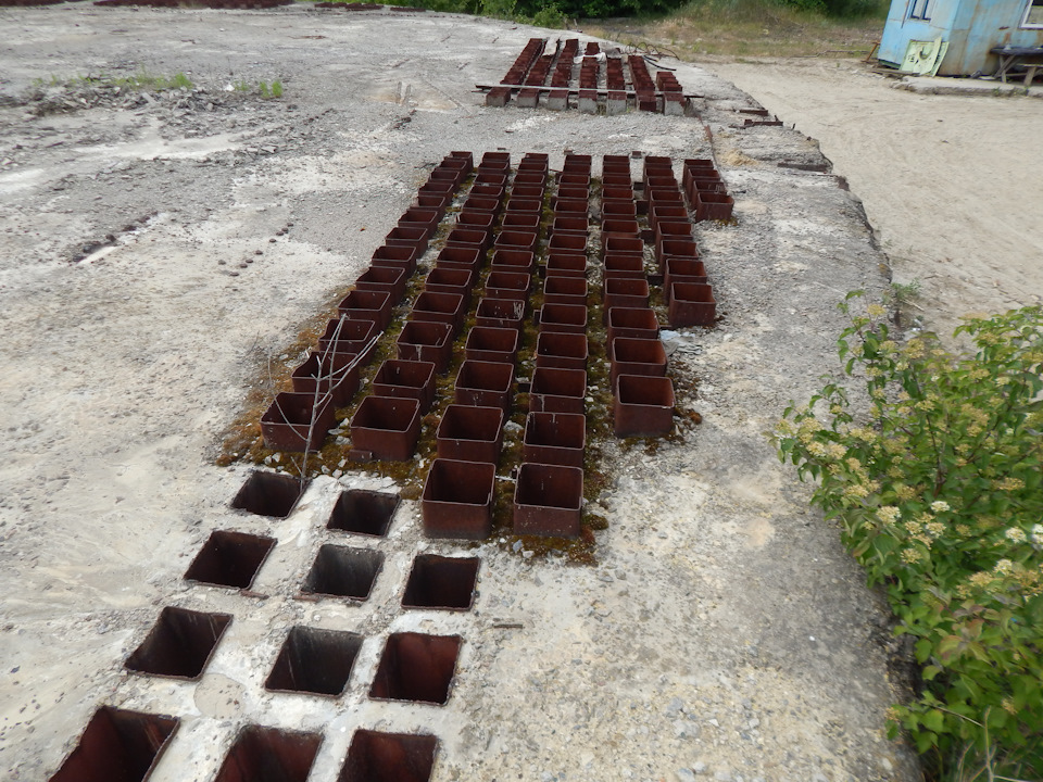 А это технологические отверстия верхнего колпака сооружения. — Nissan X-Trail II (t31)