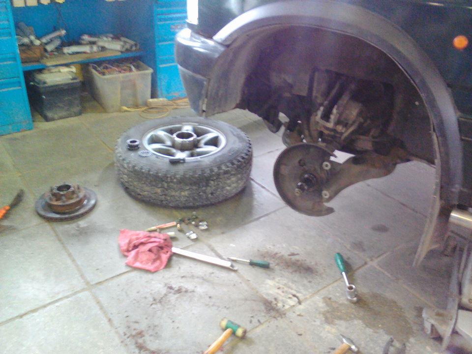 Замена шпилек переднего колеса. — Opel Frontera A, 2,2 л, 1996 года ...