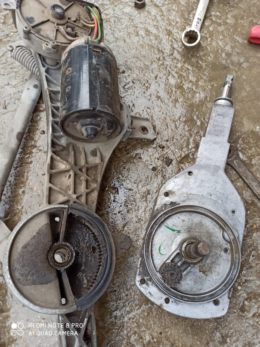 Профилактика механизма дворника. — Mercedes-Benz S-Class (W140), 5 л ...