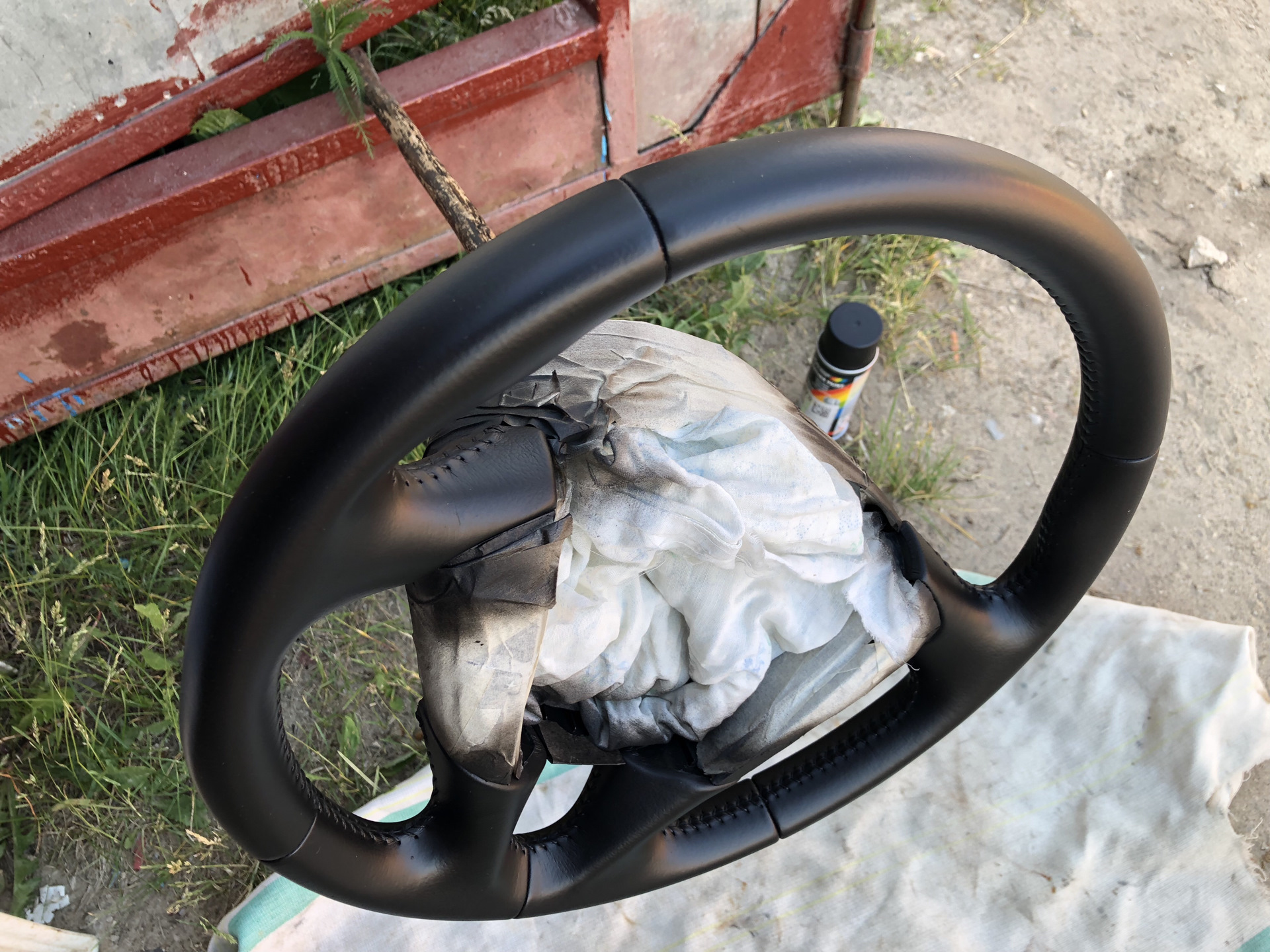 Красит руль губкой. Покрасить кожаный руль своими руками. Покраска кожаного руля автомобиля. Покрасить кожаный руль своими руками. Покраска руля автомобиля.