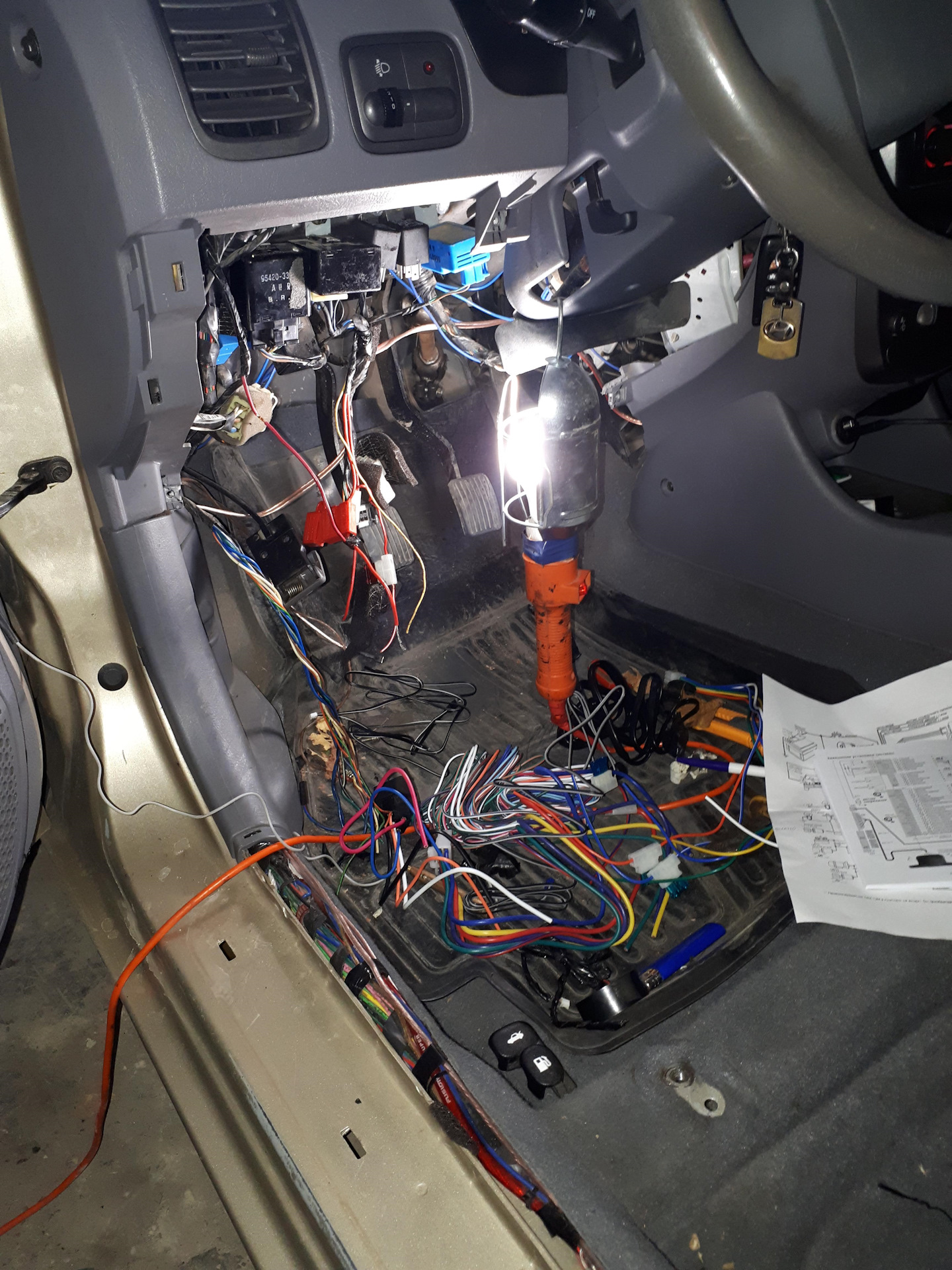 Блок сигнализации в акценте. Блок центрального замка хендай акцент 2004 года. Реле сигнализации старлайн акцент. Блок сигнализации hyundai accent tagaz. Сигнализация с автозапуском на hyundai accent.