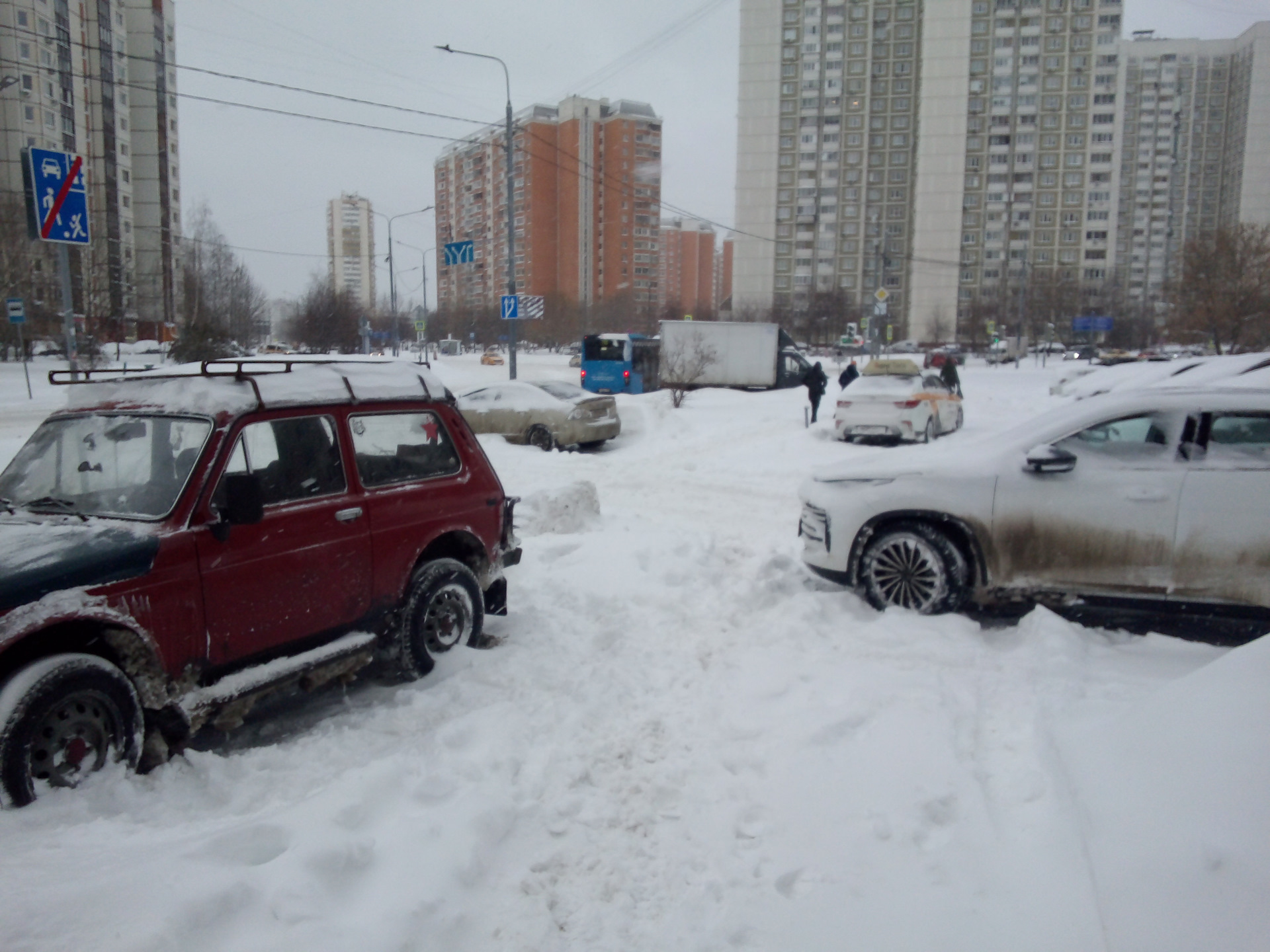 Соседи будьте добры стараться так не парковаться…Зима — Lada 4x4 3D, 1,7 л,  1997 года | наблюдение | DRIVE2