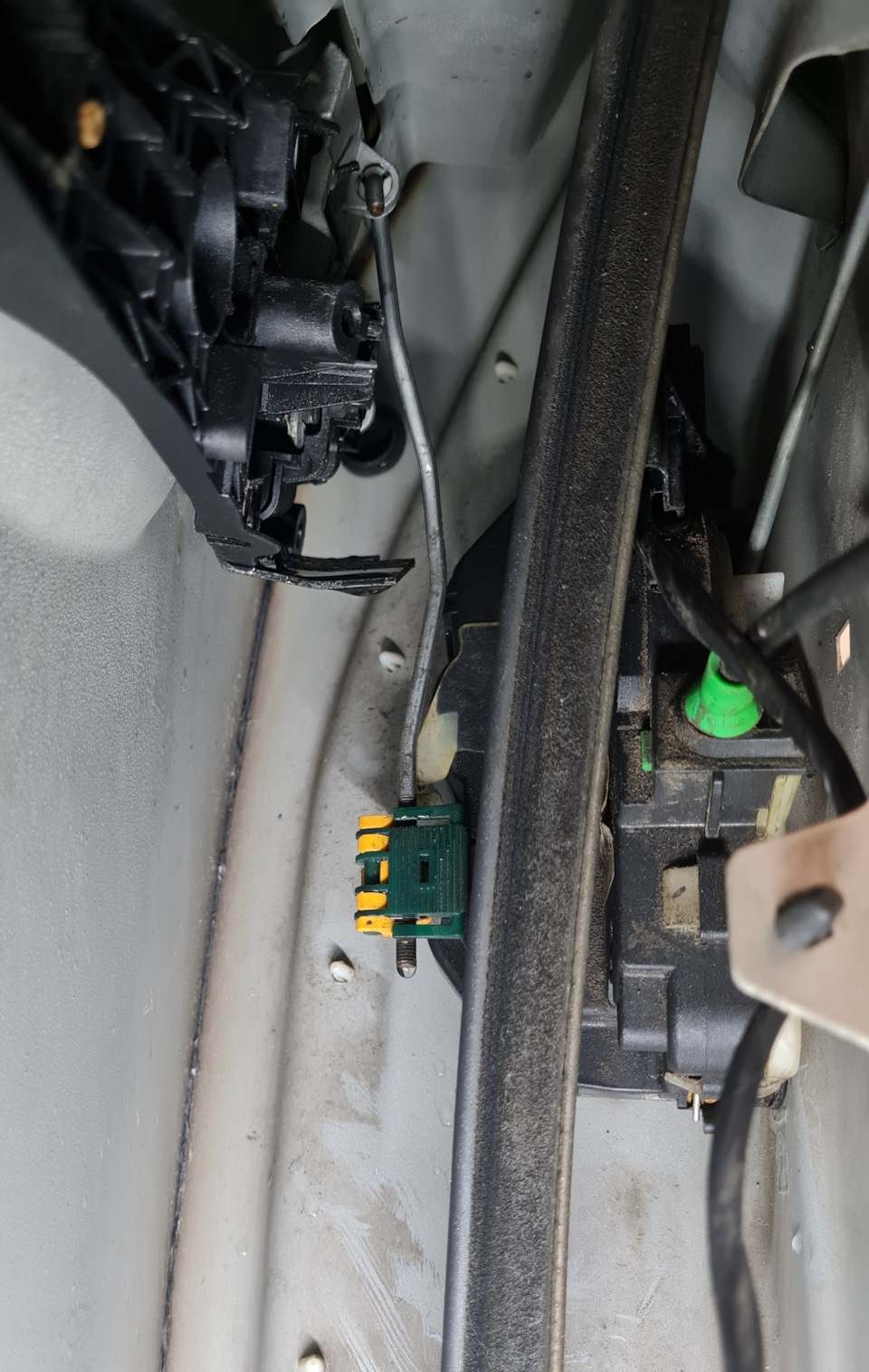 Замок задней двери, замена — Opel Astra J, 1,6 л, 2011 года | поломка ...