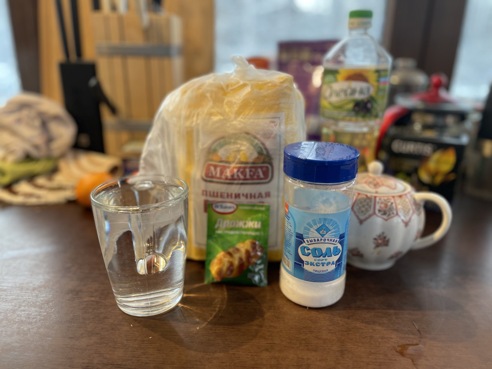 Использованные стаканчики. Отказ от одноразовых стаканчиков. Бумажный стаканчик с трубочкой. Стаканчик кофе с трубочкой. Стакан кофе в руке.