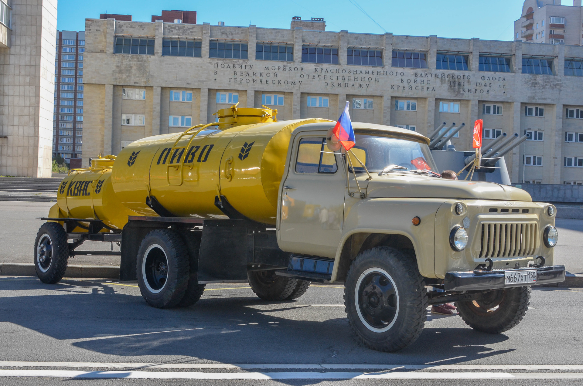 Парад ретро-транспорта в Петербурге. Техника покрупнее. — DRIVE2