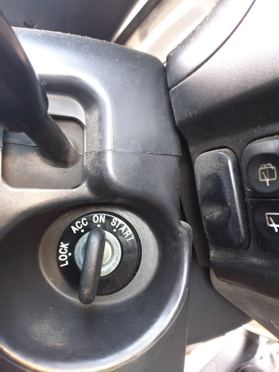 клинит замок зажигания — KIA Sportage (1G), 2 л, 2006 года | запчасти ...