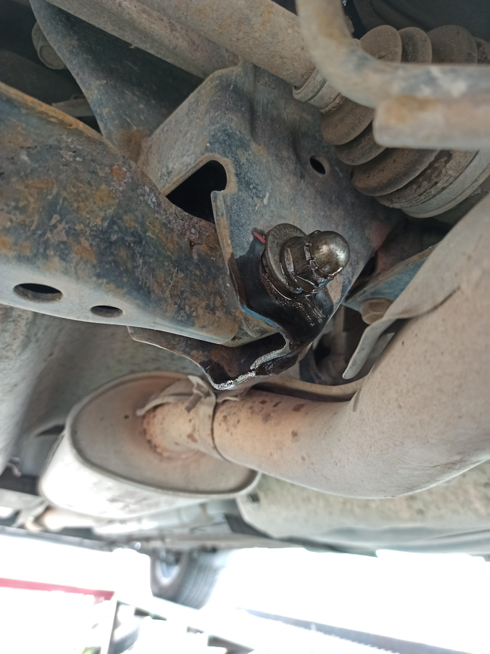 Выдавило масло из сапуна заднего редуктора. — Nissan X-Trail II (t31 ...