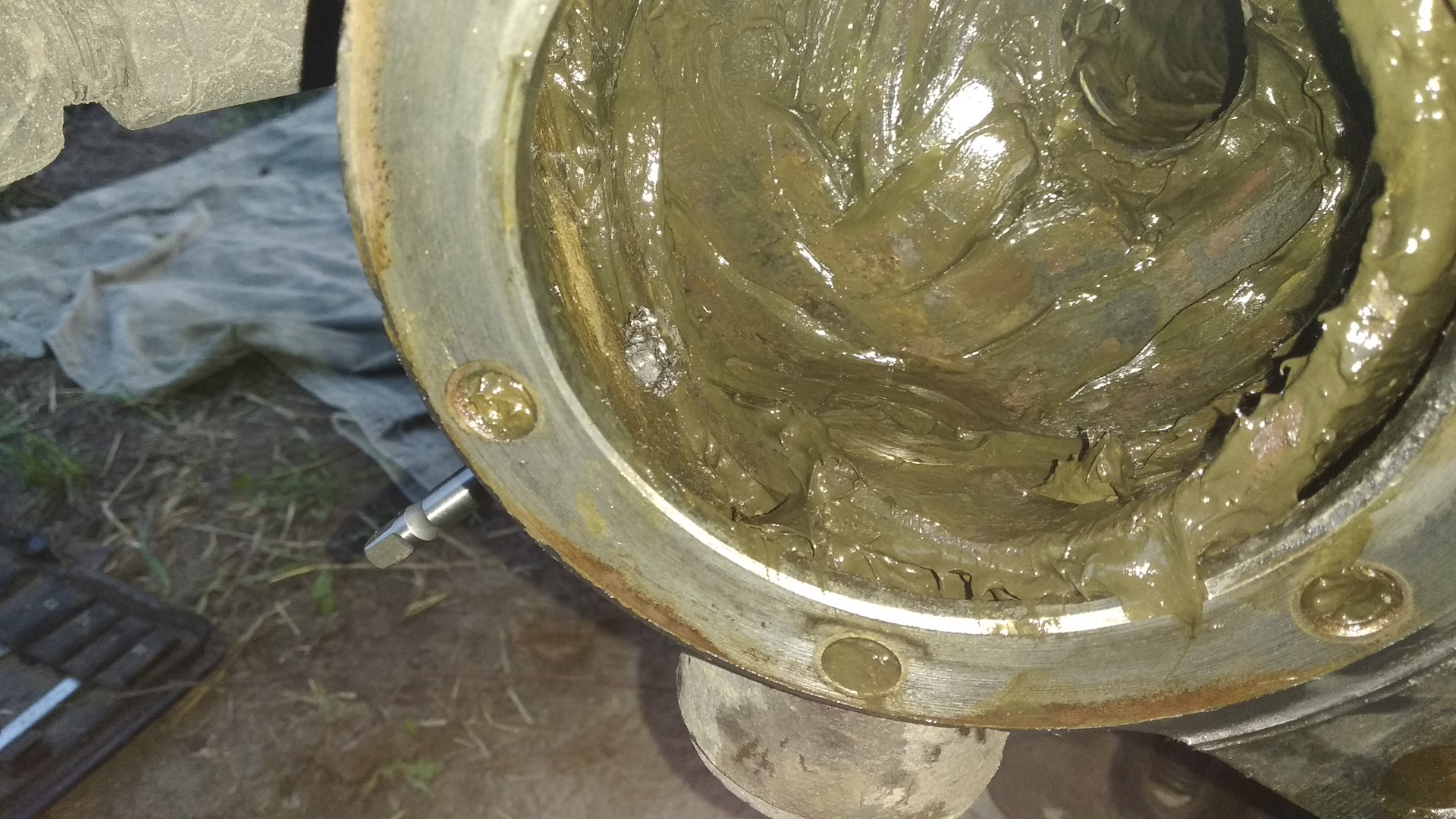 Смазка поворотного кулака уаз буханка. Смазка поворотного кулака уаз. Сборка поворотный кулак урал 43 20. Поворотный уаз 469 смазка. Смазка переднего моста уаз.