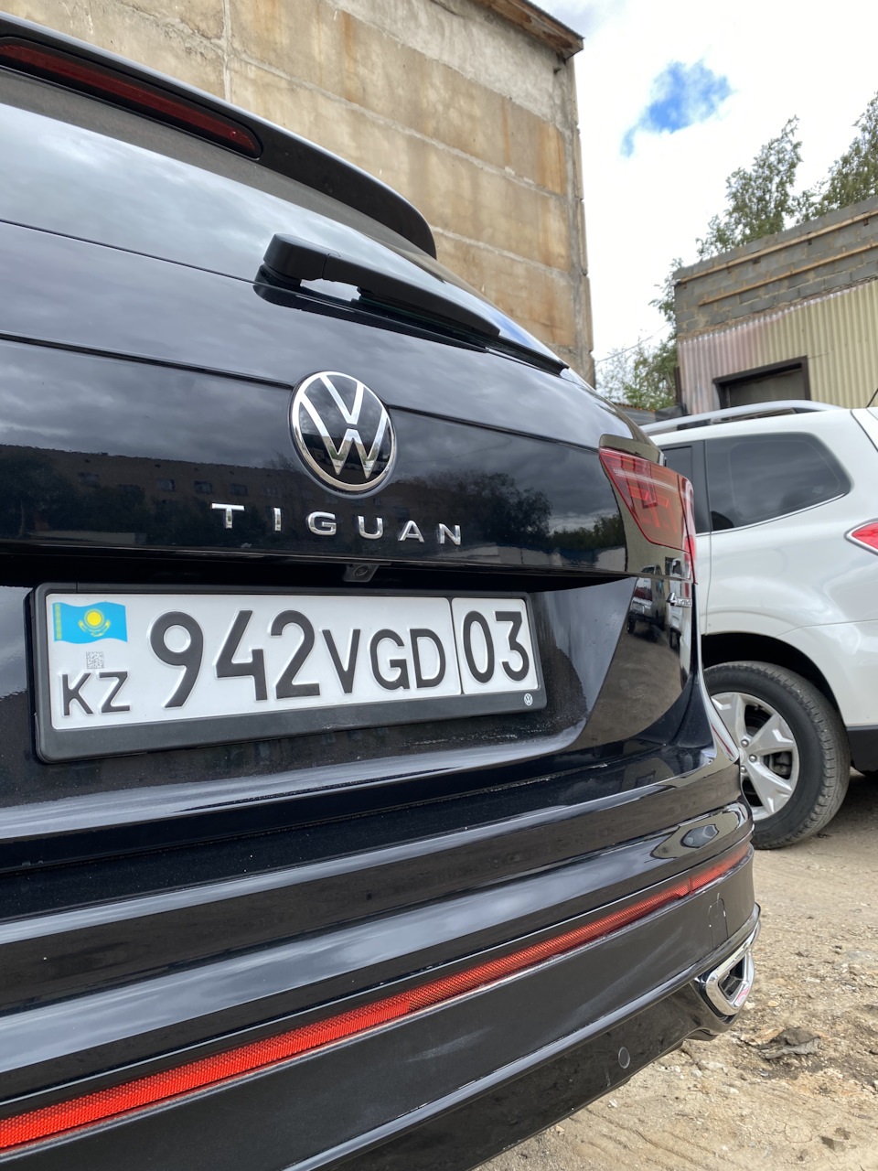 Ударили кулаком по крышке багажника — Volkswagen Tiguan (2G), 2 л, 2021  года | кузовной ремонт | DRIVE2